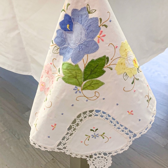 NEW Vintage Floral Embroidered Tablecloth + 8 Napkins - Picture 4 of 11